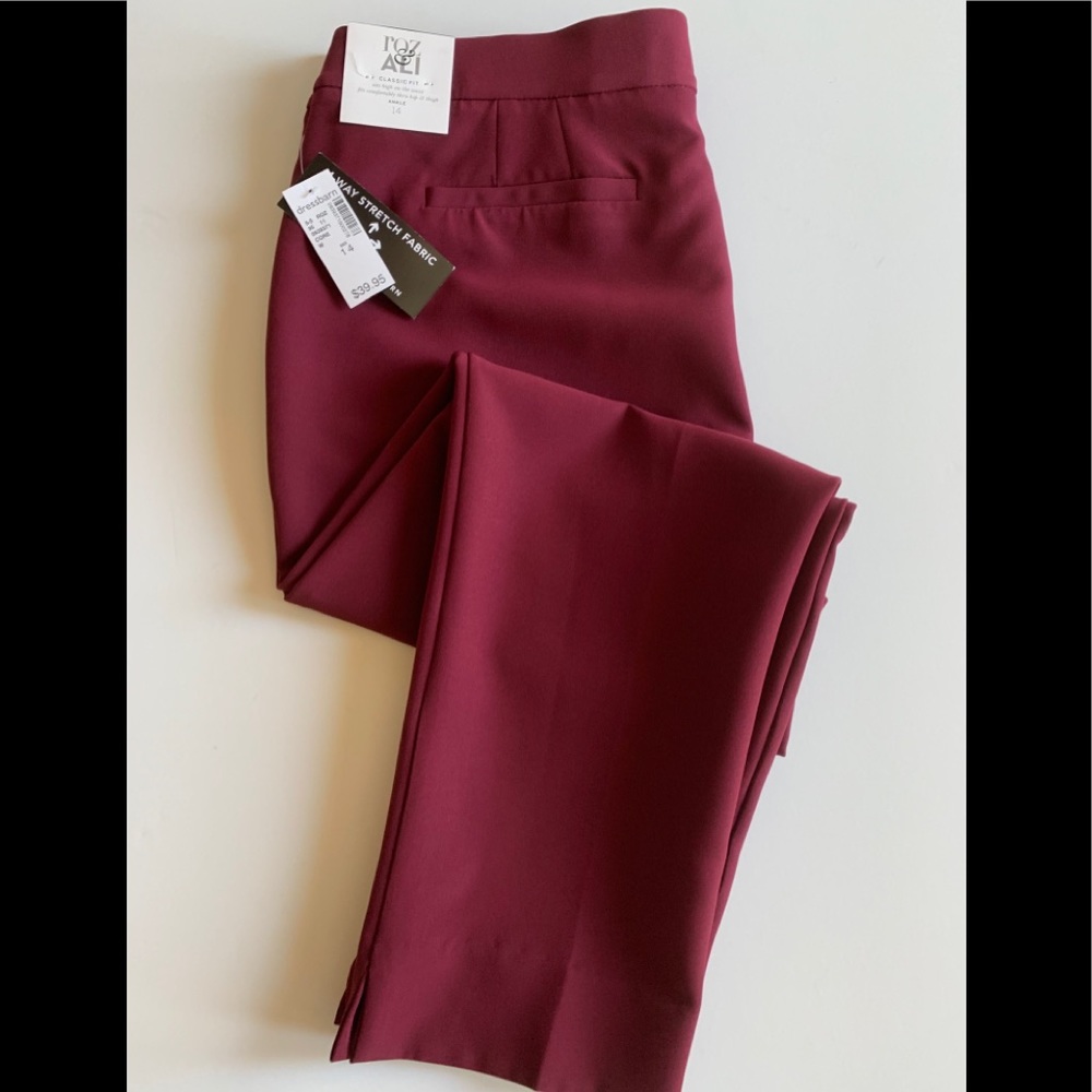 Roz & Ali burgundy ankle pant NWT